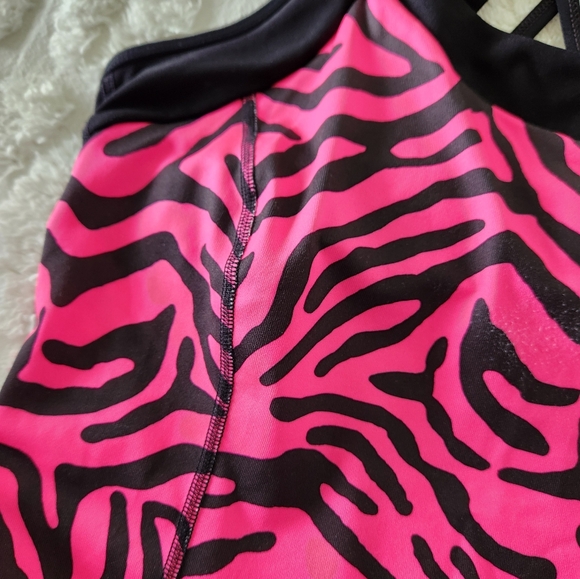 Xersion Womens Swim Top.  Built in Bra.  Fucia/Black Size M.  Razor Back - Picture 2 of 5